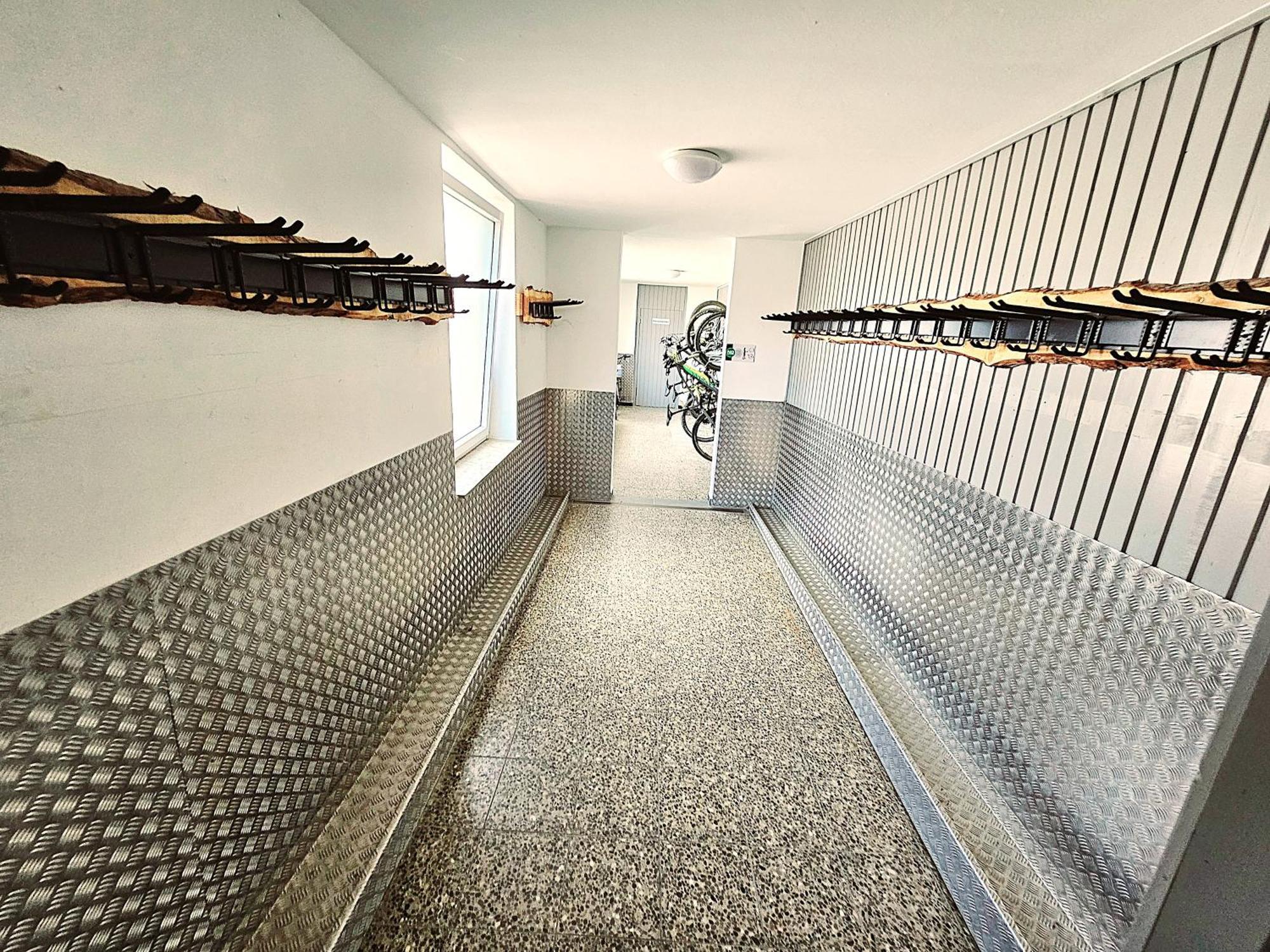 6 Pers Schwimmbad Sauna Ruheraum Freizeitabteilung Darts Tischtennis Fussball Terrasse Mit Riesem Garten Im Wald Nahe Stadmitte Und Bikepark Mit Fahrradlift Tennis Golfplatz Buchbarem Massages Im Wellnessresort Der Brabander Apartment